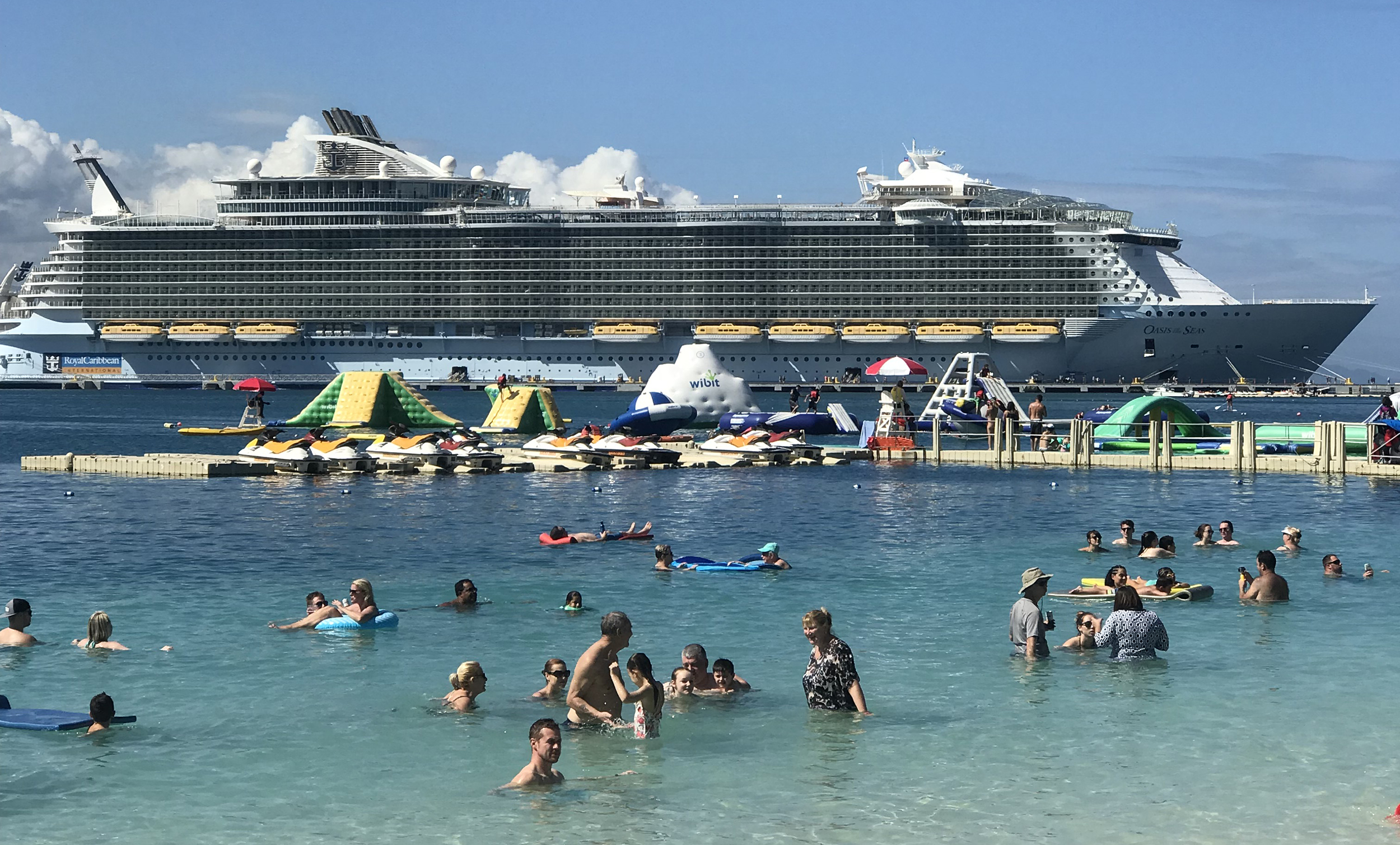 500 Passengers Are Now Sick on Royal Caribbean’s Oasis of the Seas Cruise Ship