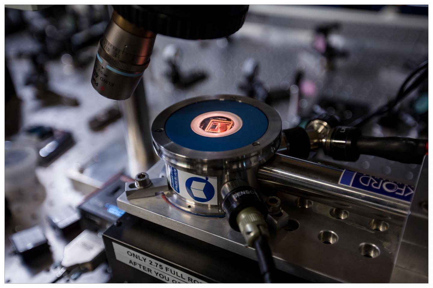 Nanomechanical router: Nanocomponent is a quantum leap