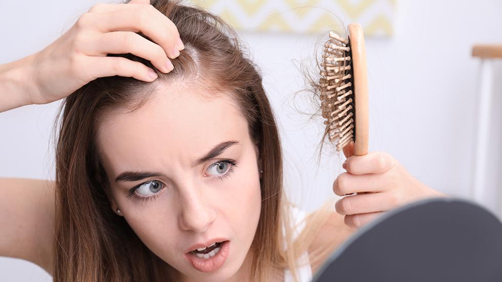 Women and hair loss describes the symptoms and treatment option: A simple but complete guide