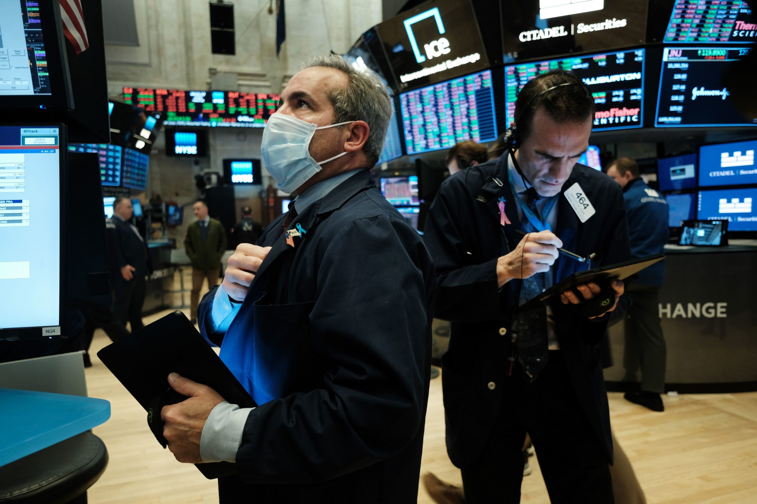 On Volatile Day S&P 500 Fall 60 Points : Oil Stocks Sink rapidly , Apple guide Stocks Down Again