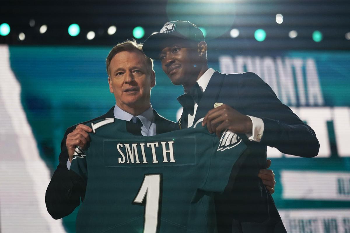 Philadelphia Eagles trade up with Dallas Cowboys, to select DeVonta Smith with No. 10 pick in 2021 NFL draft
