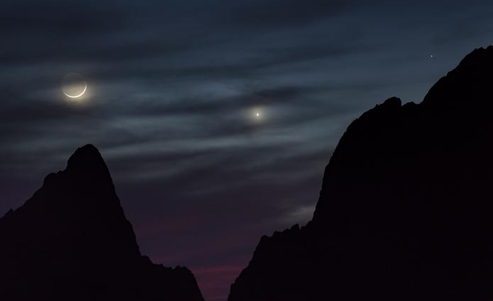 Venus and moon pass a blurring Mars in the evening sky this end of the week