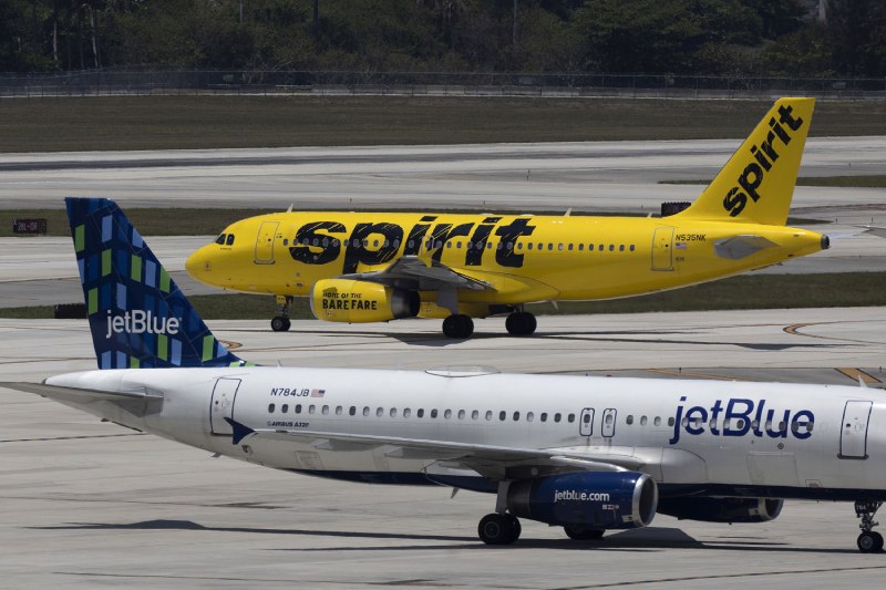 Spirit Airlines says it will decide on contending JetBlue Airways, Frontier offers before June ending