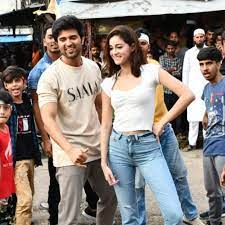 Vijay Deverakonda and Ananya Panday dance the night away on the Mumbai streets as they promote their new movie Liger
