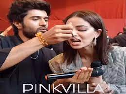 Ananya Panday’s reaction to Vijay Deverakonda eating some yummy snacks in Indore