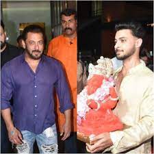 Aayush Sharma and Arpita Khan bid adieu to Bappa at the Ganpati Visarjan of Salman Khan