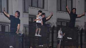 On his birthday, thousands of people launch a dance celebration outside Mannat as Shah Rukh Khan makes a rare midnight appearance on a balcony