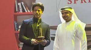 In Sharjah, Shah Rukh Khan accepts an award and charms the crowd with lines from Baazigar. Watch