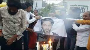 Burning of SRK’s statue in Indore in opposition to the film Pathaan