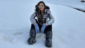 Fans inquire about Sidharth Malhotra as Kiara Advani strikes a chic posture in snow-covered Sonmarg