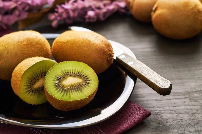 A study finds that eating two kiwis a day can replace the need for vitamin C supplements