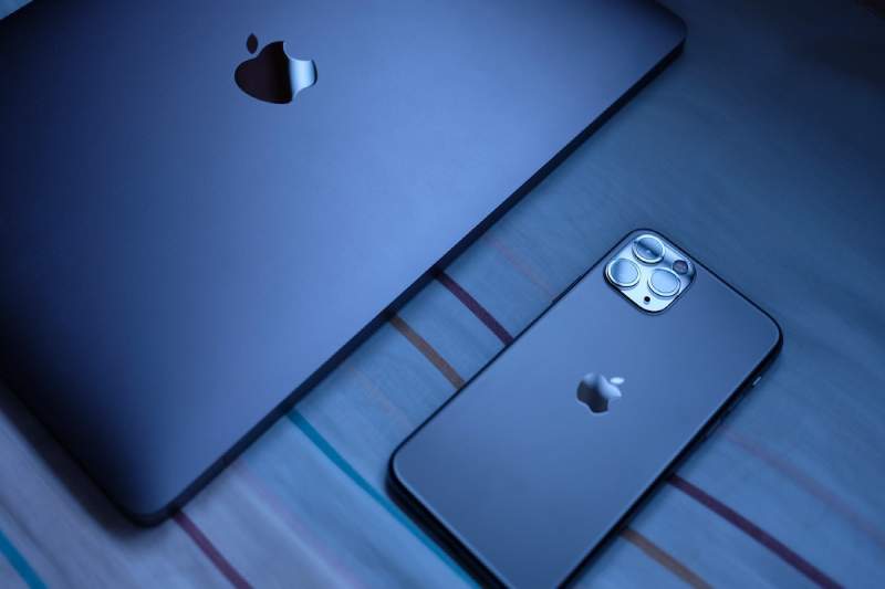 Two security flaws on the iPhone, iPad, and Mac are fixed by Apple