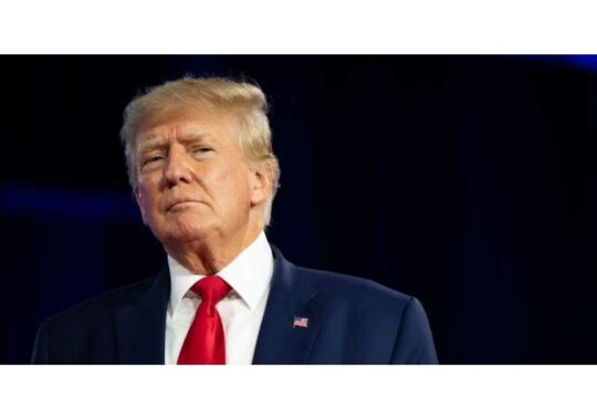 Donald Trump signs the decree to withdraw the United States from the World Health Organization
